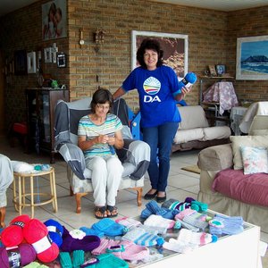 Gansbaai Vlytige vingers aan die brei 1_1